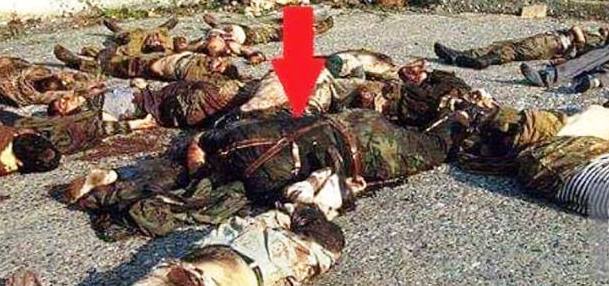 ფოტოგამოფენაზე წარმოდგენილ ნამუშევართა შორის, ძირს დაგდებული დახვრეტილი ტყვეების ფოტოზე მამა შვილმა ამოიცნო